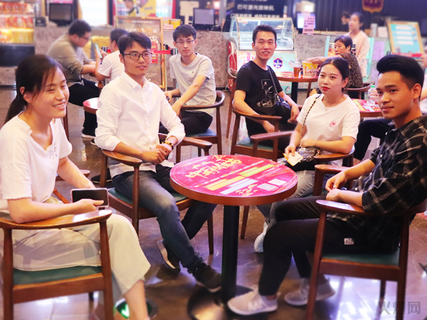 與愛同行,雙喜臨門!火爆網(wǎng)發(fā)放中秋禮品并包場(chǎng)邀請(qǐng)200名員工看電影!