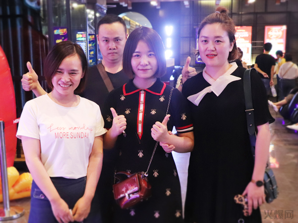 與愛同行,雙喜臨門!火爆網(wǎng)發(fā)放中秋禮品并包場(chǎng)邀請(qǐng)200名員工看電影!