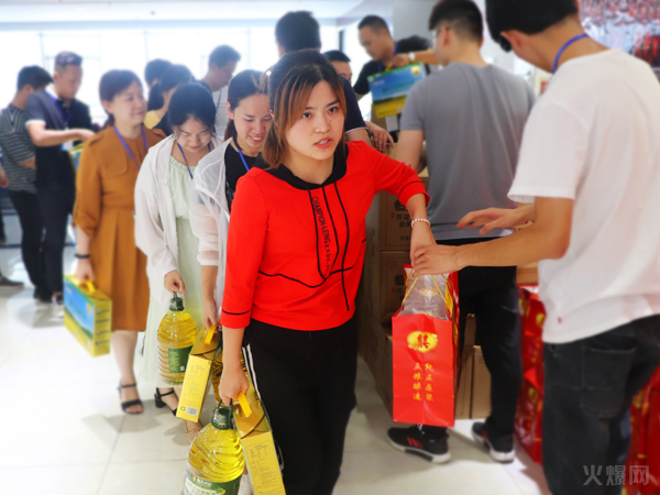 與愛同行,雙喜臨門!火爆網(wǎng)發(fā)放中秋禮品并包場(chǎng)邀請(qǐng)200名員工看電影!