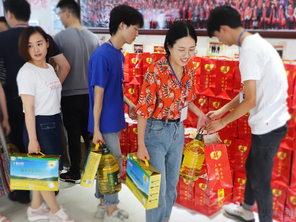 與愛同行,雙喜臨門!火爆網(wǎng)發(fā)放中秋禮品并包場(chǎng)邀請(qǐng)200名員工看電影!
